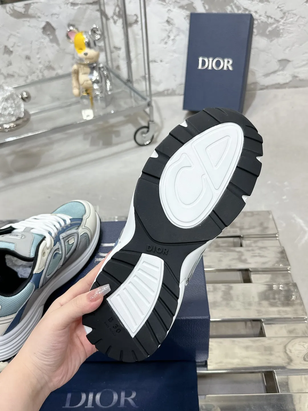 Men's men's shoes 💰600❤️❤️❤️High version Dior Dior's latest color matching B30 series reflective dad sneakers original 17380💰 purchased for development and production Brand new B30 sneakers Dad Shoes style shoes that follow the trend of the retro market The Dior logo on the tongue also indicates that this pair of shoes is the B30 model! B30 uses fine-textured leather and mesh cloth materials to form a shoe body. There are conspicuous letters CD on both sides of the shoe body to indicate identity. Many lines on the shoe body outline details to make the shoes look less monotonous and full of retro flavor. The delivery counter is exquisitely packaged🛍📦 ▪️Fabric: Original customized technical fabric + mesh ▪️Inner lining: Customized breathable lining ▪️Outsole: Original molded IP foam + TPU outsole ▪️Sole thickness: 3.5CM ▪️Size: Women’s size 35-40 / Men’s size 39-46